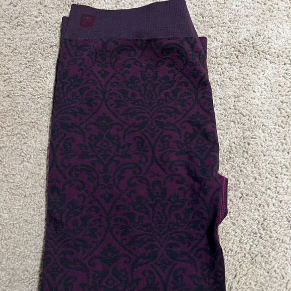 Fabletics Seamless Printed Capri L Large Purple Stretch Knit Yoga Fitness - Picture 6 of 7